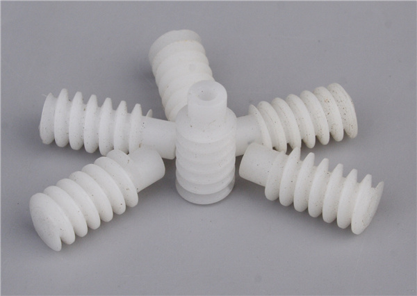 塑胶蜗杆通常用于相交轴之间的垂直传动，以提供较大的角速减速比